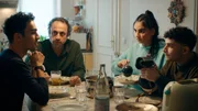 Krisenstimmung bei Familie Shaheen: Raza (Ivar Wafaei), Vater Hanif (Majid Bakhtiari), Sadia (Bayan Layla) und Nazir (Alireza Ahmadi, v. l. n. r.).