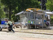 Günther Schulze (Komparse) verliert die Kontrolle über seinen Bus. Er fährt in die Bushaltestelle, an der eben noch Pia und Jonas Heilmann mit anderen Wartenden gestanden haben.