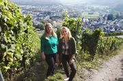Anna und die Winzerin des Jahres Dorothee Zilliken in der Lage Saarburger Rausch hoch über Saarburg.