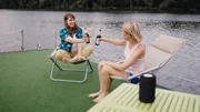 Luna Kunath (Caroline Erikson, l.) und Tamara Meurer (Anja Pahl, r.) auf Mission „Honigtopf“: um den Piraten auf der Havel eine Falle zu stellen, tarnen sich die beiden Kommissarinnen als Urlauberinnen.