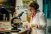 Dr. Ella Wendt (Nina Gummich) weiß um den aussichtslosen Zustand ihrer Krebspatientin.