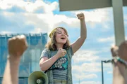 Als Klimaaktivistin hat die junge Leona Bernhard (Alice Prosser) nicht nur Mitstreiter, sondern macht sich auch einige Feinde. Hat ihre politische Einstellung etwas mit ihrem Tod zu tun?