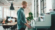 Ola (Björn Gustafsson) macht sich vor seinem Termin mit seinen Chefs einen Kaffee.