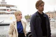 Konsulin Laura Simmonds (Sophie Rundle) lernt Fabian Hartmann (Philipp Boos),  einen deutschen Restaurantbesitzer mit spanischem Pass kennen, denn seine Yacht war womöglich ein Tatort.