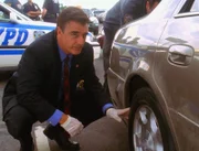 Zwar gelingt es Logan (Chris Noth), eine undichte Stelle bei der Polizei ausfindig zu machen, doch er kann dem Schuldigen nichts nachweisen!