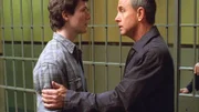 Eric (Jeremy Blackman, l.) steckt in einem Dilemma: Erzählt er der Polizei von seinem Vater Lloyd (David Andrews), wird dieser zum Tode verurteilt. Wenn er schweigt, wird er verhaftet.