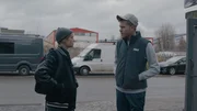 Mirko (Antonije Stankovic, r.) weist Charlie (Lea Drinda, l.) in den neuen Job in der Fitte ein.
