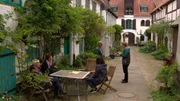 Gunnar inspiziert mit Mitgliedern der Flensburger Hofkultur einen Hinterhof.