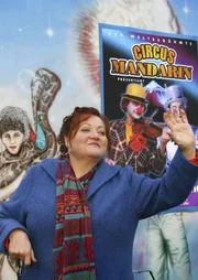 Die ehemalige Artistin Marie Meyer (Marianne Sägebrecht) ist Buchhändlerin geworden, hat aber noch immer ein Herz für den Zirkus.