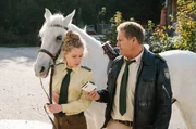 Das herrenlose Pferd mit dem Handy in der Satteltasche gibt Hubert (Christian Tramitz, r.) und Lena (Klara Deutschmann, l.) Rätsel auf.