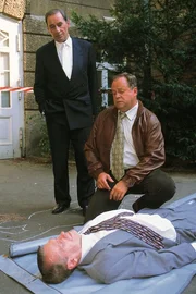 Richter Mühlendahl (Komparse, lieg.) wurde aus dem Fenster seines Dienstzimmers gestoßen. Oberstaatsanwalt Lotze (li. Henry van Lyck) und Kommissar Kehler (Wolfgang Bathke) sind entsetzt.