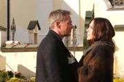 Dr. Tom Kleinke (Jan Sosniok) und Simone Thomalla (Katja Baumann) freuen sich über das unverhoffte Treffen.