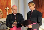 Bischof Hemmelrath (Hans-Michael Rehberg, links) und Monsignore Mühlich (Gilbert von Sohlern) überlegen, wie sie an mehr Spendengelder kommen.