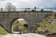 Auf einer Br&uuml;cke im bayerischen Oberland entdecken Hubert (Christian Tramitz, o.) und Girwidz (Michael Brandner, im Polizeiauto) ein herrenloses Fahrzeug. Der Fahrer des Wagens Frank Giebel liegt tot am Fu&szlig; der Br&uuml;cke.