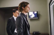 Müssen herausfinden, wo Professor Rothschild seine Opfer festhält, bevor es zu spät ist: Reid (Matthew Gray Gubler, r.) und Hotch (Thomas Gibson, l.) ...