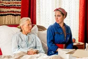 Waltraud (Hedi Kriegeskotte, l.) gratuliert Magda (Verena Altenberger) zu ihrem Schachzug.