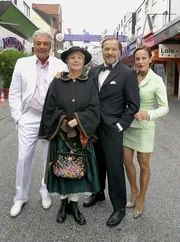 Von links: Drago (Juraj Kukura), Almbäuerin Rosa (Christiane Hörbiger), Fischhändler Hannes (Götz George) und Pharmareferentin Carmen Schwertfeger (Sonja Kirchberger).