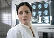 Da der große Tumor der Löwin nicht mehr operabel ist, will Dr. Mertens (Elisabeth Lanz) ihn im Strahleninstitut von Christophs Klinik behandeln lassen.