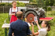 Lena Winter (Klara Deutschmann, links) gibt sich als Dirndl-Modell aus und fragt so unauffällig Benedikt Bär (Axel Röhrle, Mitte) und Emily Müller (Chiara von Galli, rechts) aus.