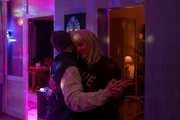 Nachdem es richtig zwischen ihnen gekracht hat, nähern sich Charlie (Lea Drinda, l.) und Rowena (Bärbel Schwarz, r.) wieder an.