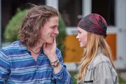 Nellie (Emilia Bernsdorf) rennt auf Marius (Tilman Pörzgen) zu und gibt ihm eine Ohrfeige - doch sie mag ihn trotzdem.