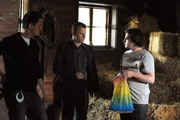 Als Kommissar Huber bei der Waldhütte auftaucht, gerät Flori in Erklärungsnot. Von links: Kommissar Huber (Richard Ruck, Mitte) und Florian Brunner (Tommy Schwimmer).