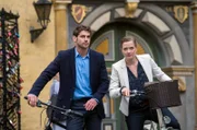 Eva (Sarina Radomski, r.) wurde gekündigt und muss sich einen neuen Job suchen. Auf dem Weg zum Vorstellungsgespräch, wir sie von Niklas (Roy Peter Link, l.) begleitet.