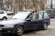 Fabia (Katja Bürkle) reicht es: Sie braucht endlich das Geld zurück, das sie Rowena geliehen hat.