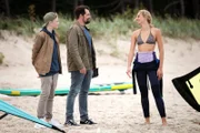 Oskar (Joey Altmann, l.) und Leon (Daniel Fehlow) mit der Kite-Surferin Lena (Amelie Arndt)