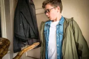 Benny (Ruben Storck) ist starr vor Schreck, als sich in der Zoohandlung eine Schlange direkt auf ihn zu bewegt.
