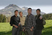 Die Hobbyjäger Marco Seitz (Matthias Christian Rehrl, 2.v.re.) und Kurt Pichler (Bernd Jeschek, re.) geben Kommissar Sven Hansen (Igor Jeftic, li.) und Polizist Michi Mohr (Max Müller, 2.v.li.) ihre Beobachtungen zu Protokoll.