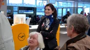 Die FraCare-Betreuerin Johanna Schlaugies auf dem Frankfurter Flughafen. Sie unterst&uuml;tzt Menschen mit Behinderung und eingeschr&auml;nkter Mobilit&auml;t dabei, p&uuml;nktlich und sicher ihren Flieger zu erreichen. Zudem betreut sie alleinreisende Kinder.