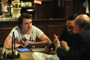 Florian freut sich über das Angebot von Pfarrer Kurz. Von links: Pfarrer Kurz (Hans Stadlbauer), Mike Preissinger (Harry Blank) und Florian Brunner (Tommy Schwimmer).