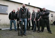 Der glatzköpfige Rocker Hans Kolt (Rafael Pettersson, 3.v.links) und seine Motorradgang bedrohen die Polizei.
