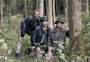 Hubert (Christian Tramitz, l.),  Staller (Helmfried von Lüttichau, M.) und der Jäger Toni Jäger (Christian Lerch, r.) sind Wilderern auf der Spur.