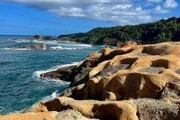 Die Karibikinsel Dominica Felsige Küste wie die „Red Rocks“ ist typisch für Dominica. Das weitgehende Fehlen weißer Sandstrände sorgt mit dafür, dass es bisher nur sanften Tourismus gibt.