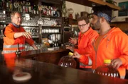 „Käpt´n“ Werner Träsch fühlt sich mit Ralle und Tarik in seiner Stammkneipe wie zuhause.