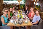 Die Landfrauen am Dinnertisch, von vorne links im Uhrzeigersinn: Maria Neher, Kerstin Riek, Barbara Grimm, Stefanie Renz, Sandra Kochan, Melanie Seeber