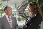 Oberbürgermeister Herrenbrück (Frank Sieckel) macht gegenüber Dr. Lena Weingarten (Alexandra Kamp) die Andeutung, dass er von ihrer Beziehung zu Fährmann weiß.