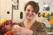 Lisa Schmidt Chefin der Deutschen Kunstblume Sebnitz mit Seidenblumenstrauß