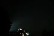 Abends wird auf der Sternenwarte der Nachthimmel beobachtet.