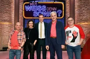 Moderator Kai Pflaume (M.) und seine Rateteam-Kapitäne Bernhard Hoëcker (l.) und Elton (r.) begrüßen in dieser Sendung die Schauspielerin Elisabeth Lanz (2.v.l.) und den Schauspieler Walter Sittler (2.v.r.).