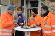 Mittagspause! Werner (Uwe Ochsenknecht, li.), Tarik (Daniel Rodic) und Ralle (Jörn Hentschel, re) sind Stammgäste im Späti von Gabi (Adelheid Kleineidam).