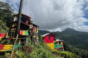 Die Karibikinsel Dominica Die Menschen auf Dominica sind stolz auf ihre naturbelassene Insel – auch deshalb ist so manches Haus in den Nationalfarben bemalt.