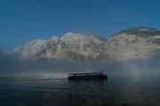 Der Tierfilmer Jan Haft und seine Mitstreiter lassen sich in dem Film "Das erste Licht am Königssee" über die Schulter blicken und zeigen, wie Zeitraffer bei Inversionswetterlage in den Berchtesgadener Alpen entstehen. Wer hätte gedacht, dass Nebel und Wolken sich dynamisch bewegen und diese Bewegungen dem Wellengang eines Meeres gleichen. Zeitlupenkameras der neuesten Generation erzeugen bis zu 2000 Bilder pro Sekunde und wir sehen, wie eine Wasseramsel unter Wasser Beute fängt, wie ein seltener Apollofalter von Blüte zu Blüte schwebt oder was genau zwei Murmeltiere während sie miteinander kämpfen machen. Im Bild: der Königssee.