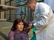 Der ganze Streit zwischen Vera Bader (Claudia Wenzel) und Dr. Kaminski (Udo Schenk) wird erst einmal unrelevant, als Vera Bader stürzt und eine Hirnblutung davonträgt.