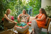 Annette (links) mit ihren älteren Schwestern Sissi (M) und Heiti. Gemeinsam erinnern sie sich an eine schwierige Zeit, als ihre Eltern mit ihnen nach Südamerika auswanderten.