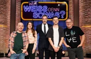 Moderator Kai Pflaume und seine Rateteam-Kapitäne Bernhard Hoëcker und Elton begrüßen die Schauspielerin Alice Dwyer und den Komiker Phil Laude.