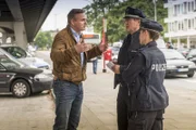 Freddy Eilrich (Oliver Breite, l.) ist sich sicher, von dem Roma-Jungen bestohlen worden zu sein und möchte bei Hans (Bruno F. Apitz, M.) und Franzi (Rhea Harder-Vennewald, r.) eine Anzeige aufgeben.