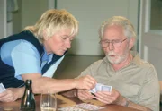 Friedrich Steinbach (Fred Delmare) und Else (Carmen Maria Antoni) beim Romméspielen.